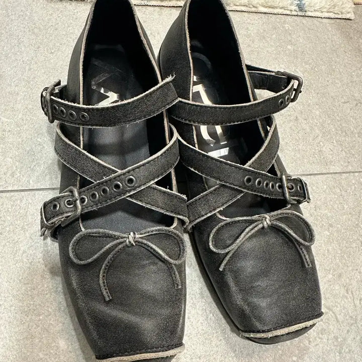 [BUNJANG] Open YY Cross Buckle Ballet Flats - Charcoal / 245) 오픈와이와이 크로스 버클 발레 플랫 차콜