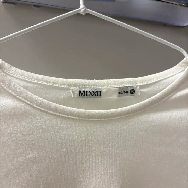 [SOLD OUT] 이거 입으면 귀여운 여자됨 [미쏘] 셔링 반팔티셔츠 S, 화이트