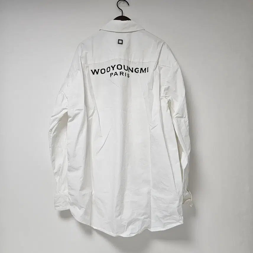 [BUNJANG] WOOYOUNGMI White Cotton Back Logo Shirt / WOOYOUNGMI 화이트코튼 백로고 셔츠 남방