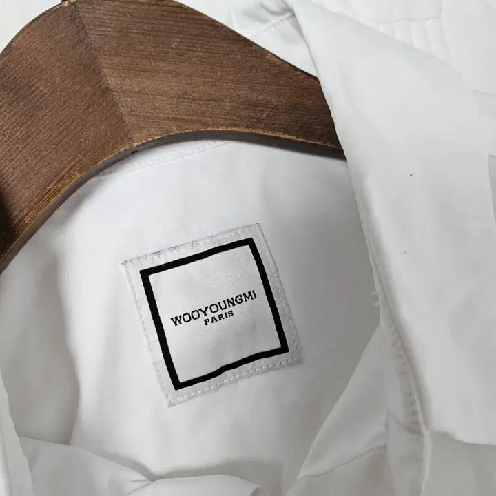 [BUNJANG] WOOYOUNGMI White Cotton Back Logo Shirt / WOOYOUNGMI 화이트코튼 백로고 셔츠 남방
