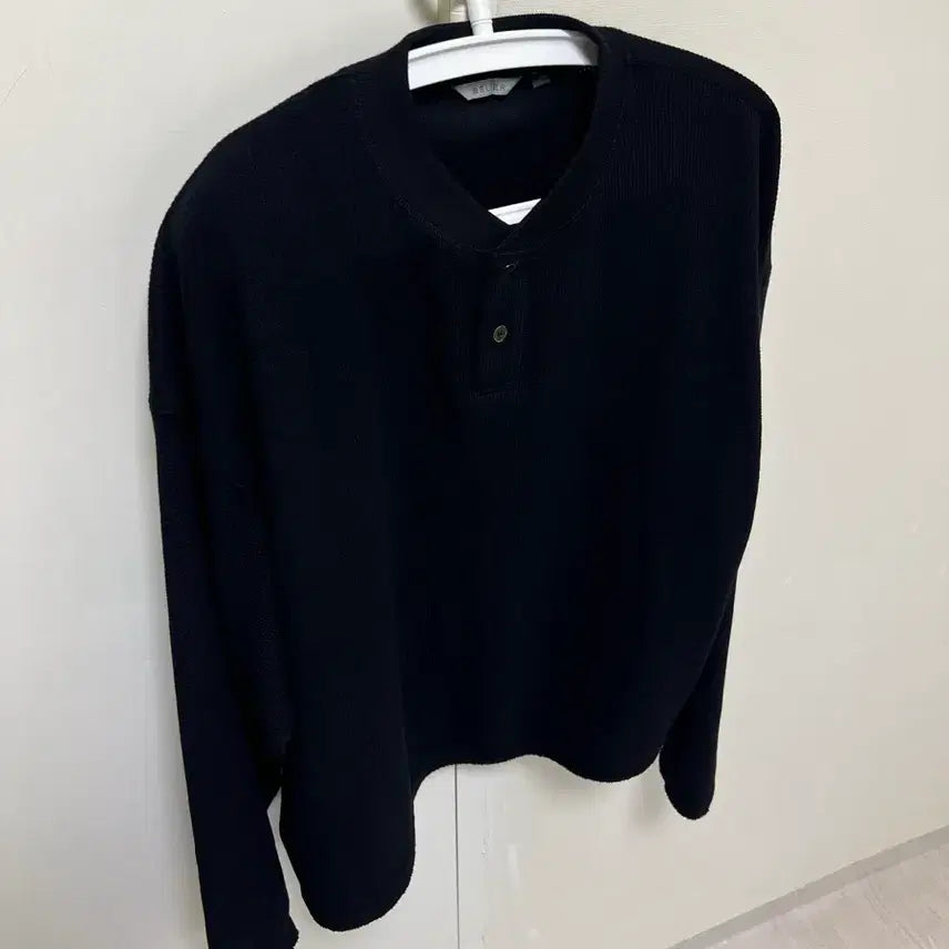 [BUNJANG] Vellie City Grid Crop Henley Neck Long Sleeve - Black / 벨리에 시티 그리드 크롭 헨리넥 롱 슬리브 - 블랙