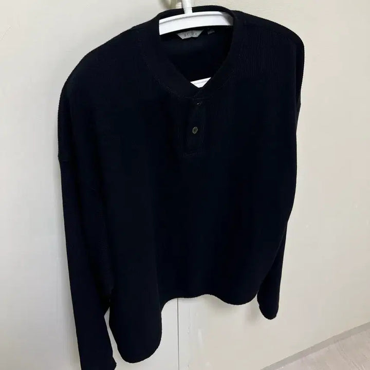 [BUNJANG] Vellie City Grid Crop Henley Neck Long Sleeve - Black / 벨리에 시티 그리드 크롭 헨리넥 롱 슬리브 - 블랙