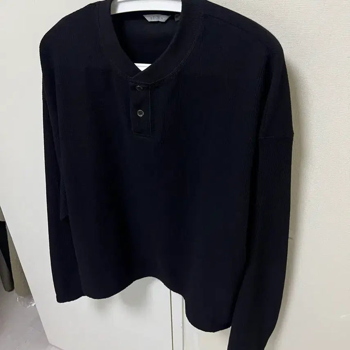 [BUNJANG] Vellie City Grid Crop Henley Neck Long Sleeve - Black / 벨리에 시티 그리드 크롭 헨리넥 롱 슬리브 - 블랙