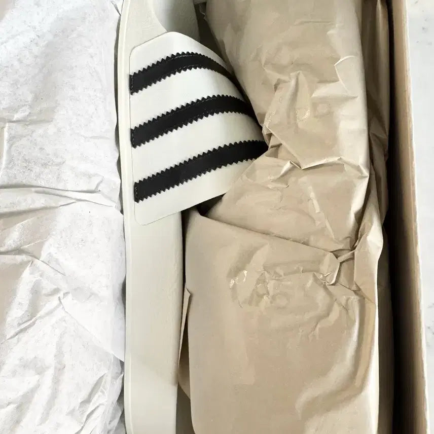 [SOLD OUT] (새제품) [US13] 아디다스 피어오브갓 애슬레틱 아딜렛 슬라이드