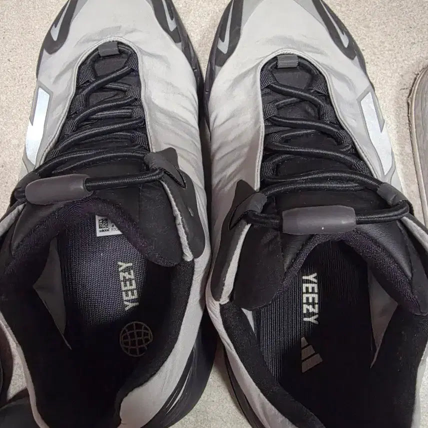 [BUNJANG] Adidas Yeezy 700 MNVN GW9524 Core Black/Cloud White/Almost Lime / 아디다스 이지 700 MNVN GW9524 270