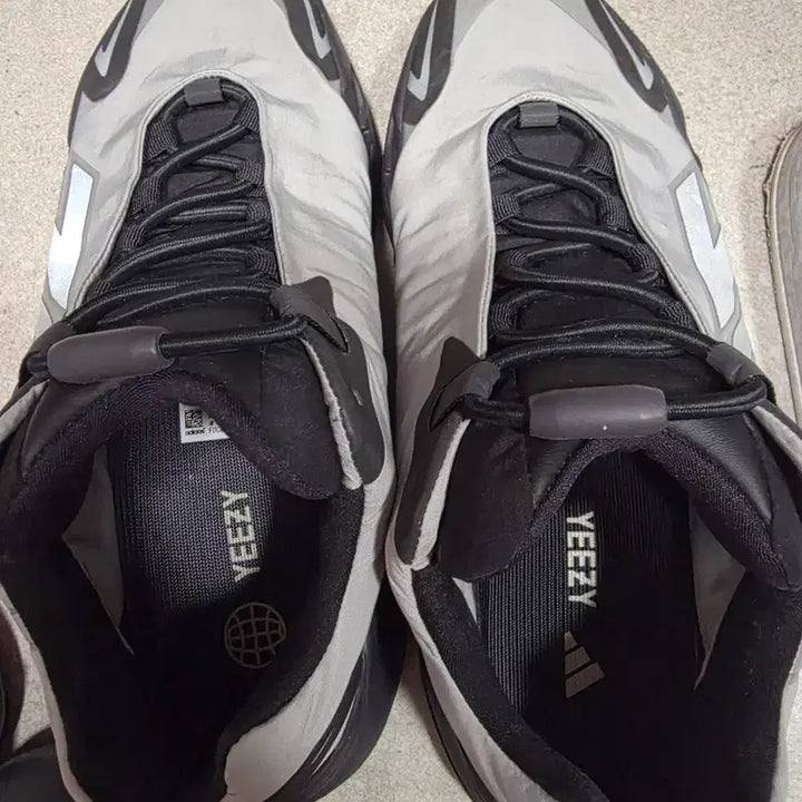 [BUNJANG] Adidas Yeezy 700 MNVN GW9524 Core Black/Cloud White/Almost Lime / 아디다스 이지 700 MNVN GW9524 270