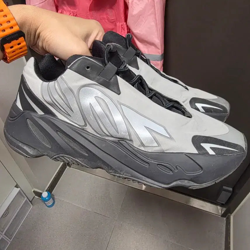 [BUNJANG] Adidas Yeezy 700 MNVN GW9524 Core Black/Cloud White/Almost Lime / 아디다스 이지 700 MNVN GW9524 270