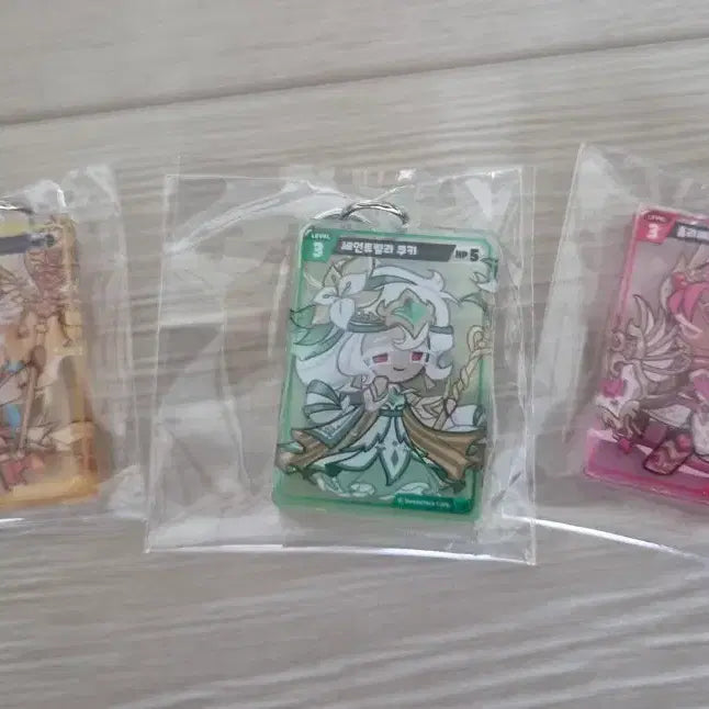 [BUNJANG] Cookie Run: Bravers Saint Lily/Hollyberry/Gold Cheese Acrylic Card / 쿠키런: 브레이버스 카드 게임 세인트릴리/홀리베리/골드치즈 아크릴