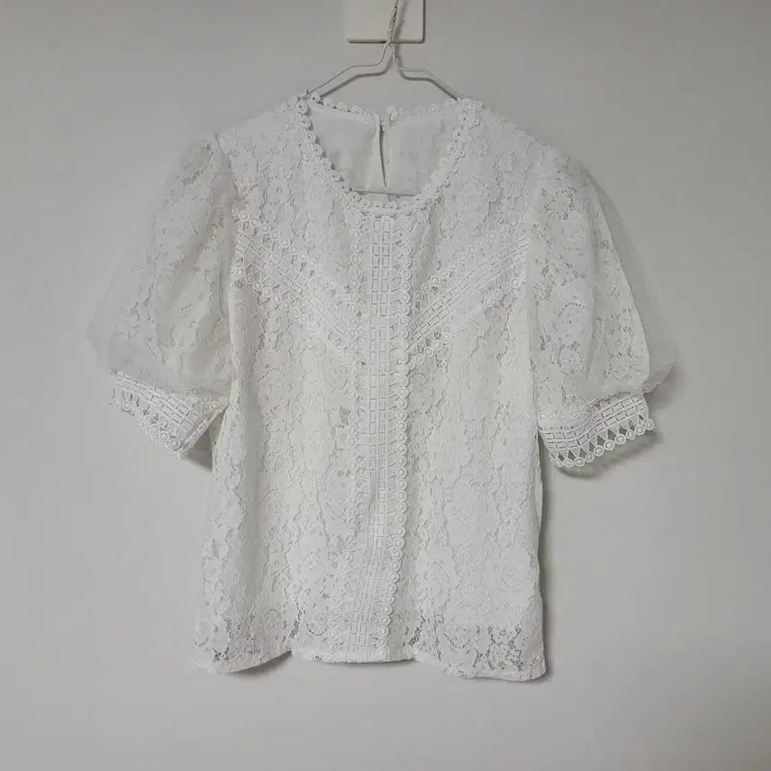 [BUNJANG] Embroidered Lace Blouse / 자수 레이스 블라우스 F