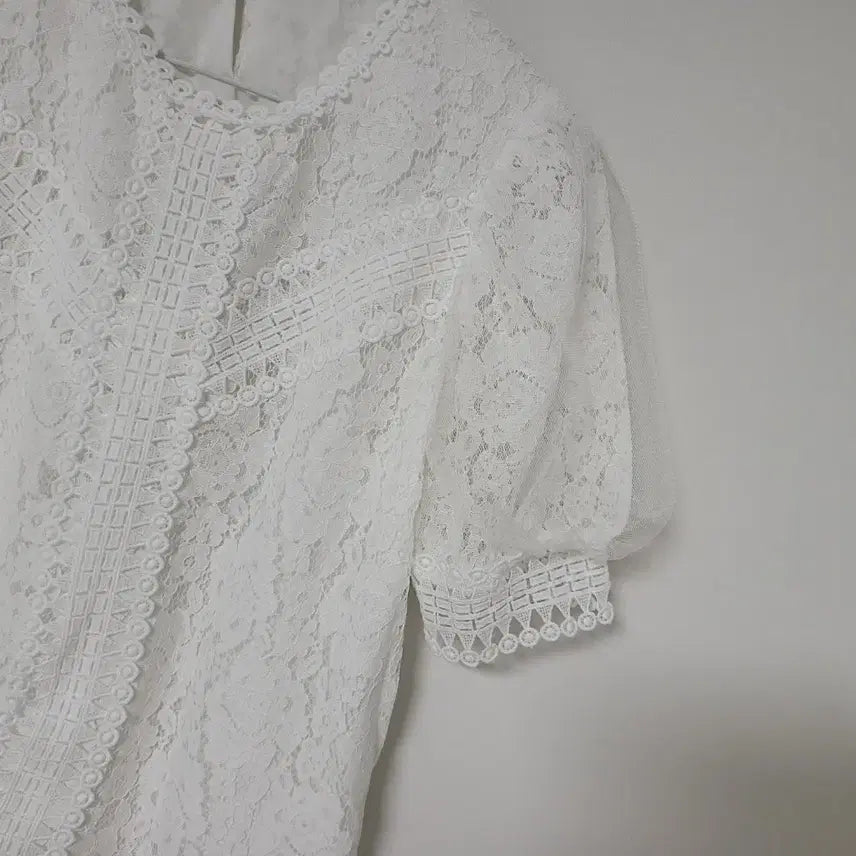 [BUNJANG] Embroidered Lace Blouse / 자수 레이스 블라우스 F