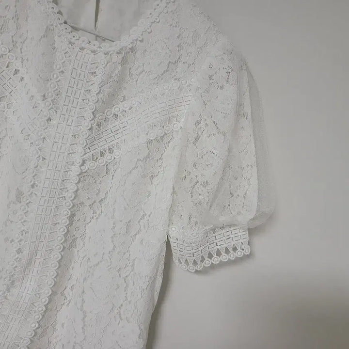 [BUNJANG] Embroidered Lace Blouse / 자수 레이스 블라우스 F