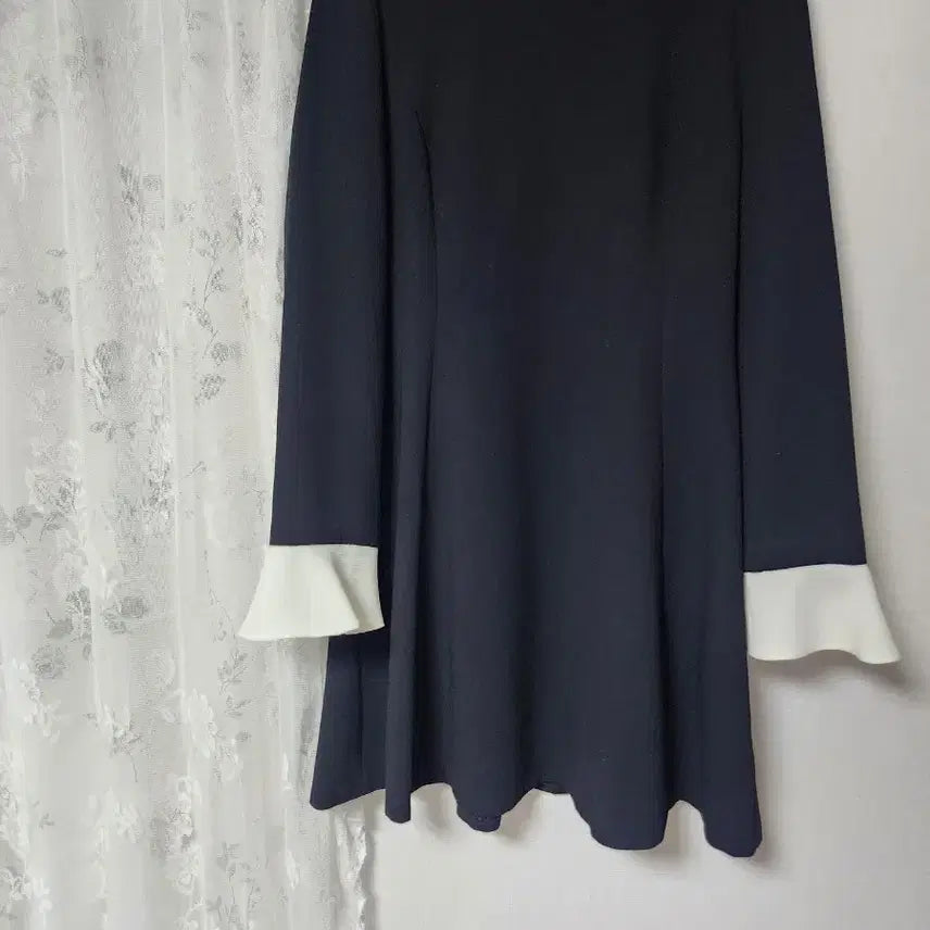 [BUNJANG] LINE Black and White Long Sleeve Dress / LINE 블랙 앤 화이트 긴팔 원피스