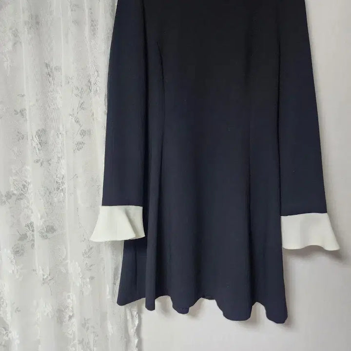 [BUNJANG] LINE Black and White Long Sleeve Dress / LINE 블랙 앤 화이트 긴팔 원피스
