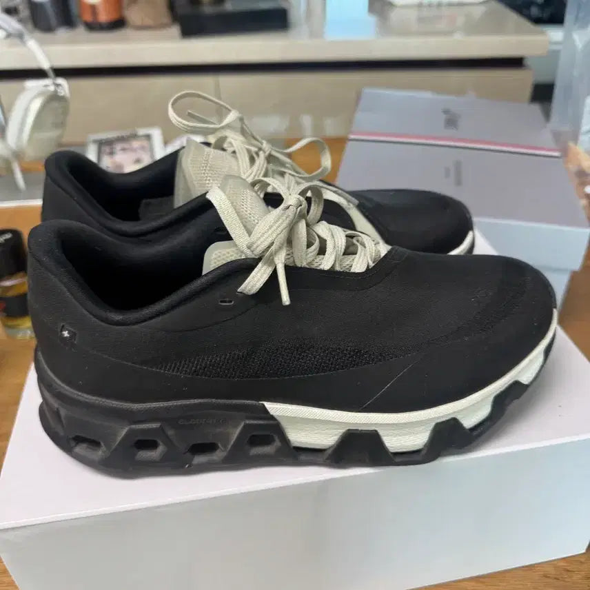 [SOLD OUT] 온 러닝 x 포스트 아카이브 팩션 (파프) 클라우드 몬스터 하이퍼 블랙