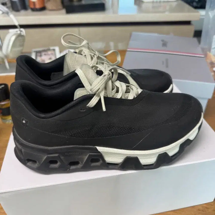 [SOLD OUT] 온 러닝 x 포스트 아카이브 팩션 (파프) 클라우드 몬스터 하이퍼 블랙