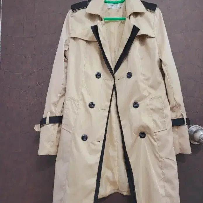 [BUNJANG] Beige Trench Coat with Black Accents / 베이지색 트렌치 코트 블랙 배색
