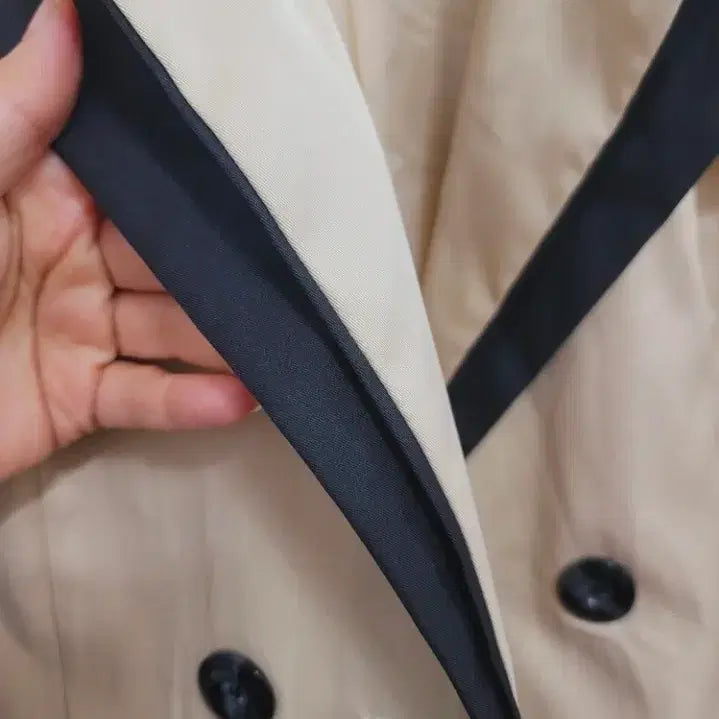 [BUNJANG] Beige Trench Coat with Black Accents / 베이지색 트렌치 코트 블랙 배색