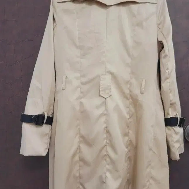 [BUNJANG] Beige Trench Coat with Black Accents / 베이지색 트렌치 코트 블랙 배색