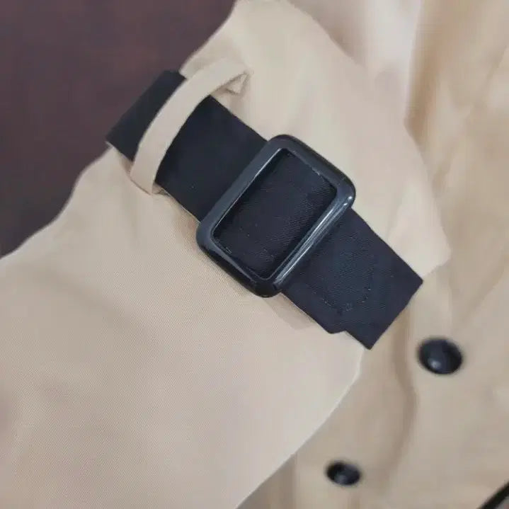 [BUNJANG] Beige Trench Coat with Black Accents / 베이지색 트렌치 코트 블랙 배색