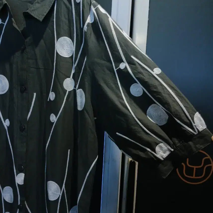 [BUNJANG] Voie Lactee Embroidered Cotton Long Shirt / 브아라끄떼 자수장식 면롱셔츠