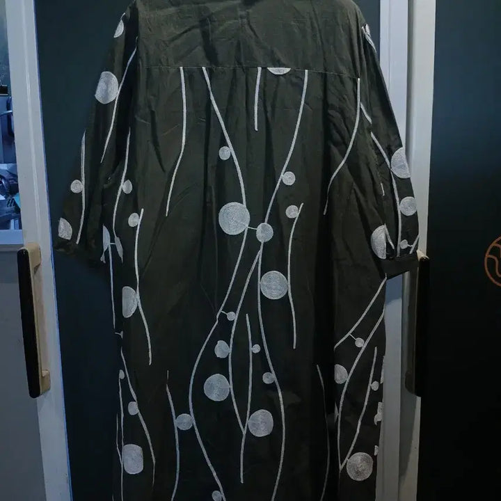 [BUNJANG] Voie Lactee Embroidered Cotton Long Shirt / 브아라끄떼 자수장식 면롱셔츠