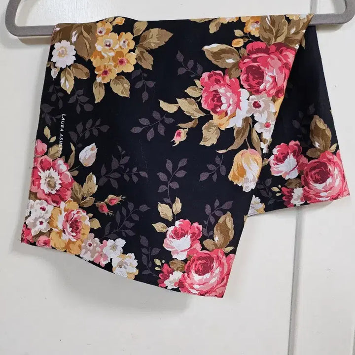 [BUNJANG] Laura Ashley Cotton Bandana Scarf / 로라애슐리 빅 스카프손수건