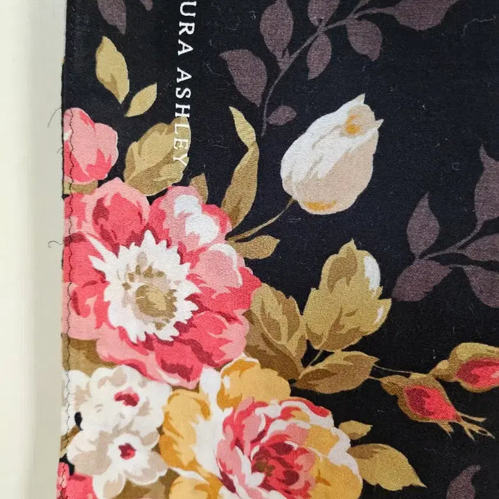 [BUNJANG] Laura Ashley Cotton Bandana Scarf / 로라애슐리 빅 스카프손수건