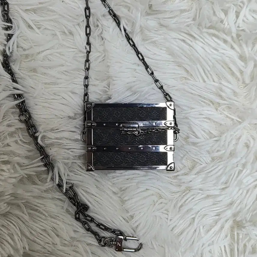 [BUNJANG] Louis Vuitton Monogram Eclipse Airpods Case / [OS] 루이비통 모노그램 이클립스 에어팟 케이스