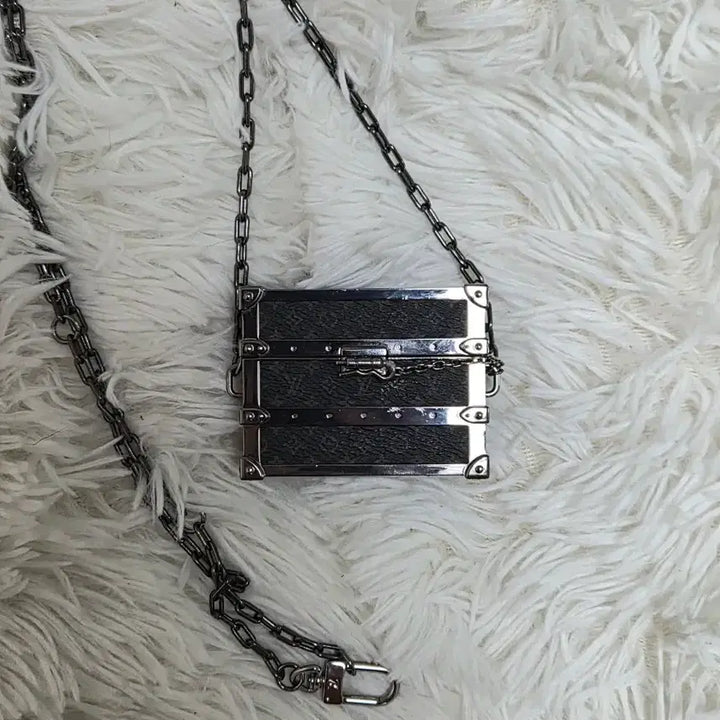 [BUNJANG] Louis Vuitton Monogram Eclipse Airpods Case / [OS] 루이비통 모노그램 이클립스 에어팟 케이스
