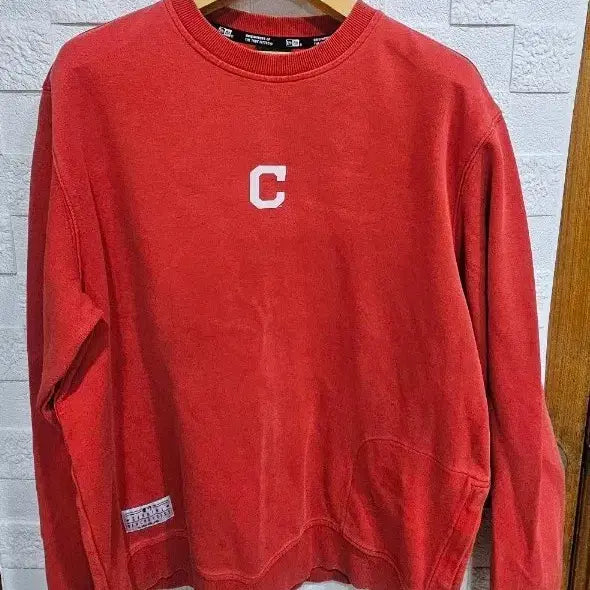 [BUNJANG] New Era TRIBE C Logo Sweatshirt / 뉴에라 레드 C 로고 TRIBE 맨투맨 티셔츠