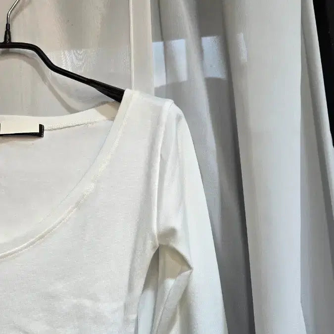 [BUNJANG] V-Neck White Long Sleeve Top / 허리라인 브이넥 화이트 긴팔