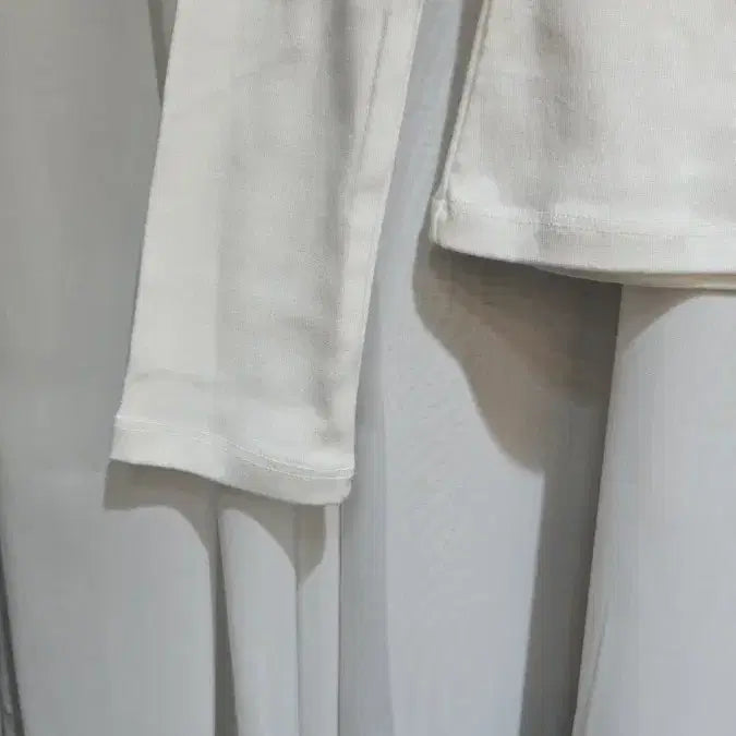 [BUNJANG] V-Neck White Long Sleeve Top / 허리라인 브이넥 화이트 긴팔