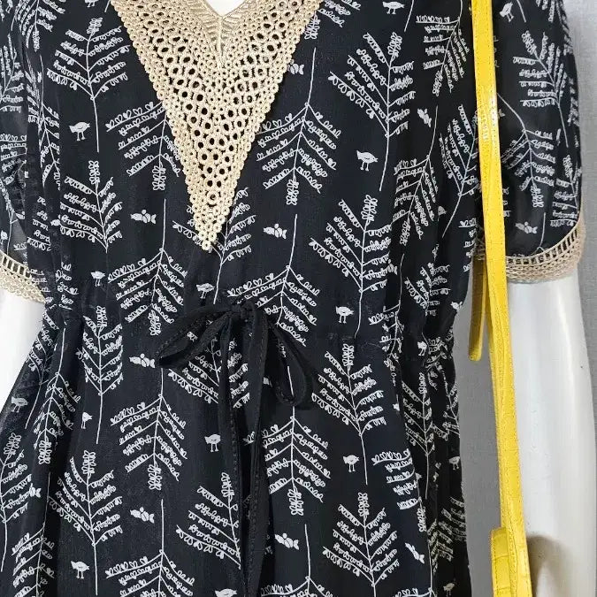 [BUNJANG] V-Neck Lace Point Dress / V넥 레이스 포인트 원피스..
