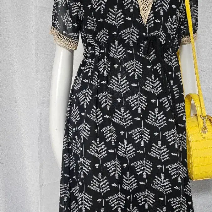 [BUNJANG] V-Neck Lace Point Dress / V넥 레이스 포인트 원피스..