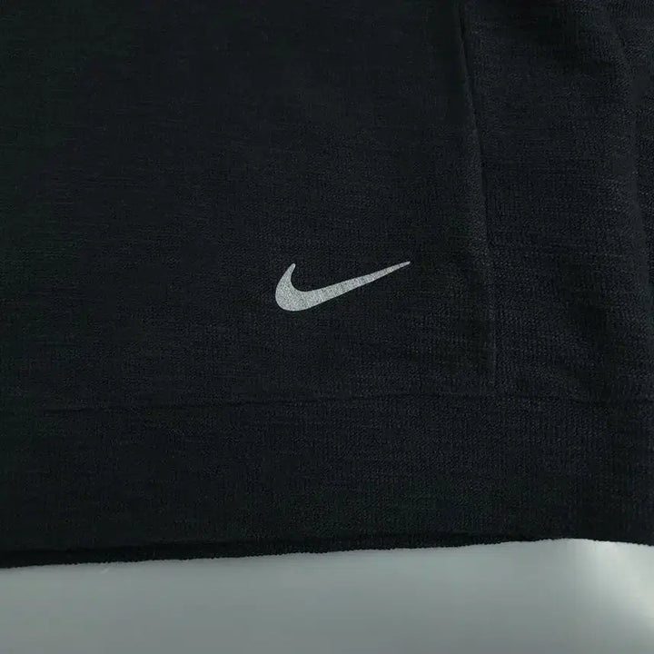 [SOLD OUT] 나이키 요가 블랙 스우시 로고 리플렉티브 드라이핏 코튼블렌드 후드 티셔츠