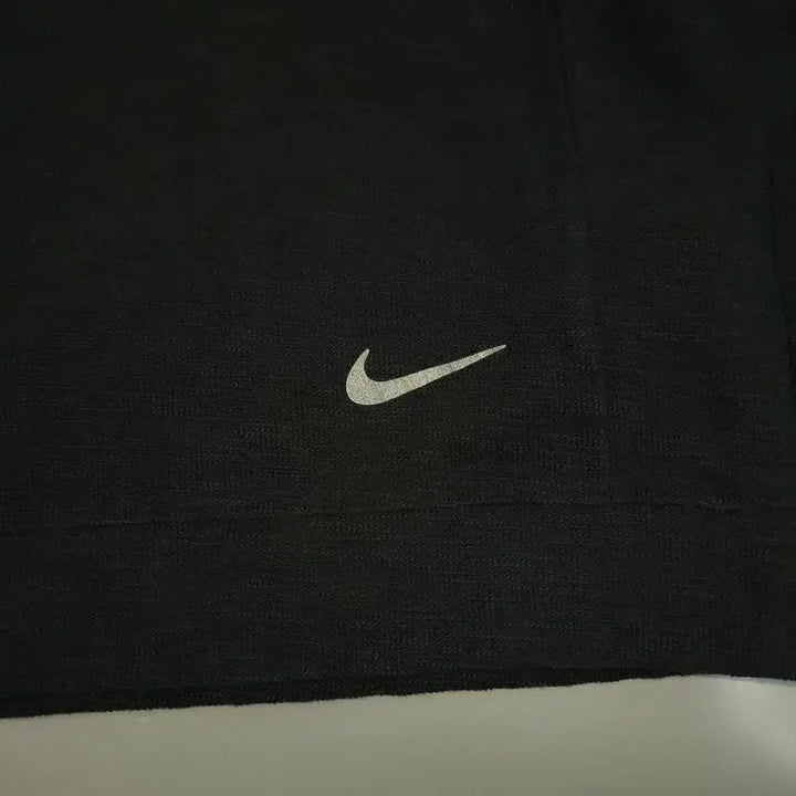 [SOLD OUT] 나이키 요가 블랙 스우시 로고 리플렉티브 드라이핏 코튼블렌드 후드 티셔츠