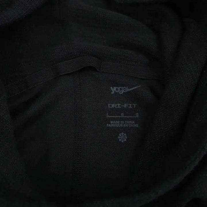 [SOLD OUT] 나이키 요가 블랙 스우시 로고 리플렉티브 드라이핏 코튼블렌드 후드 티셔츠