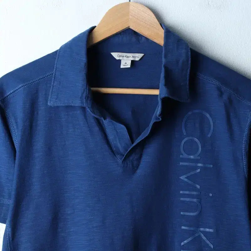[BUNJANG] Calvin Klein V-Neck Lettering Polo T-Shirt / (M-XL) 캘빈클라인 반팔 카라 티셔츠 브이넥 레터링-184E8