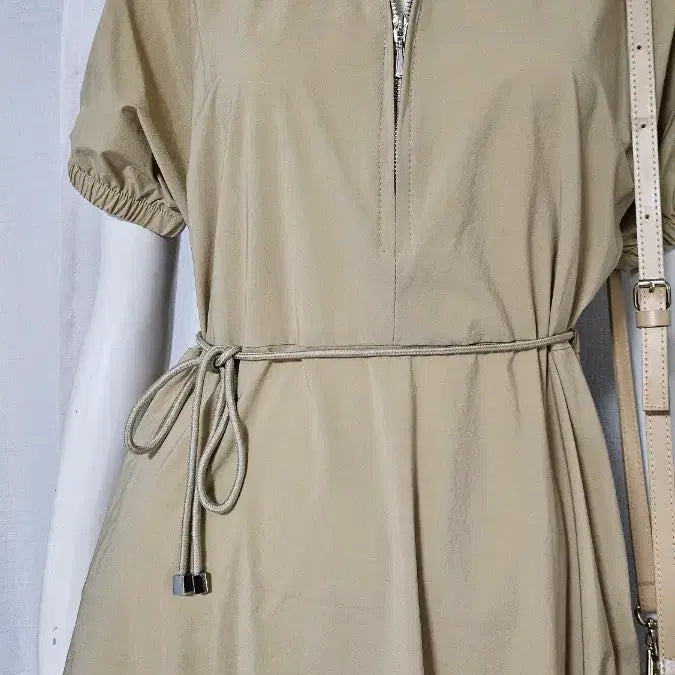 [SOLD OUT] 베이지 자크 허리끈 원피스..
