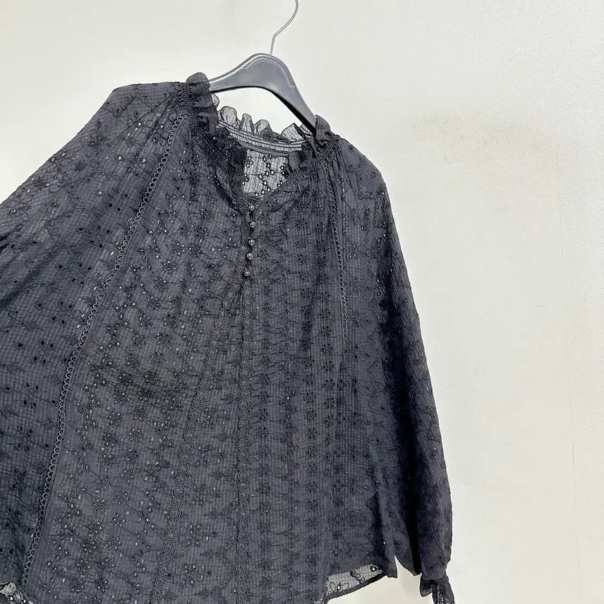 [BUNJANG] Deberota Eyelet Blouse / 드베로타 아일렛 블라우스