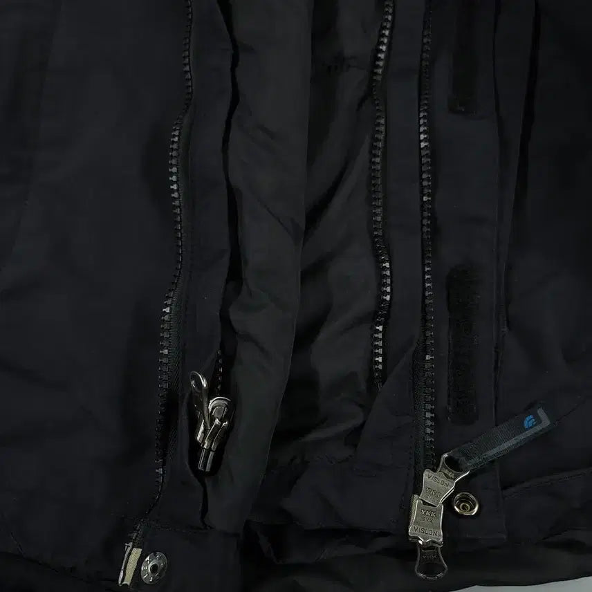 [SOLD OUT] 노스페이스 블랙 그레이 로고 투웨이지퍼 체스트포켓 후드 바람막이 자켓 L
