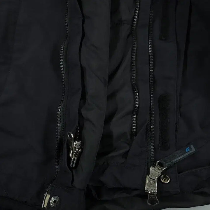 [SOLD OUT] 노스페이스 블랙 그레이 로고 투웨이지퍼 체스트포켓 후드 바람막이 자켓 L