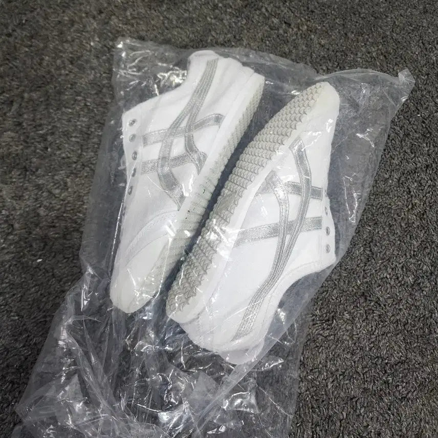 [BUNJANG] Onitsuka Tiger Mexico 66 White Silver Sneakers / 오니츠카타이거 멕시코66 흰은 250사이즈