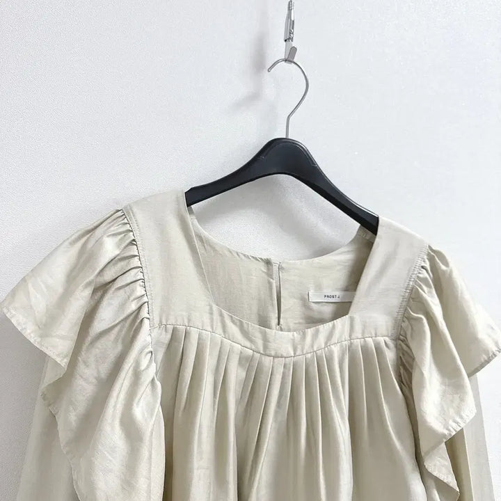 [BUNJANG] Frost J Square Neck Ruffle Blouse / 프로스트제이 스퀘어넥 러플 블라우스