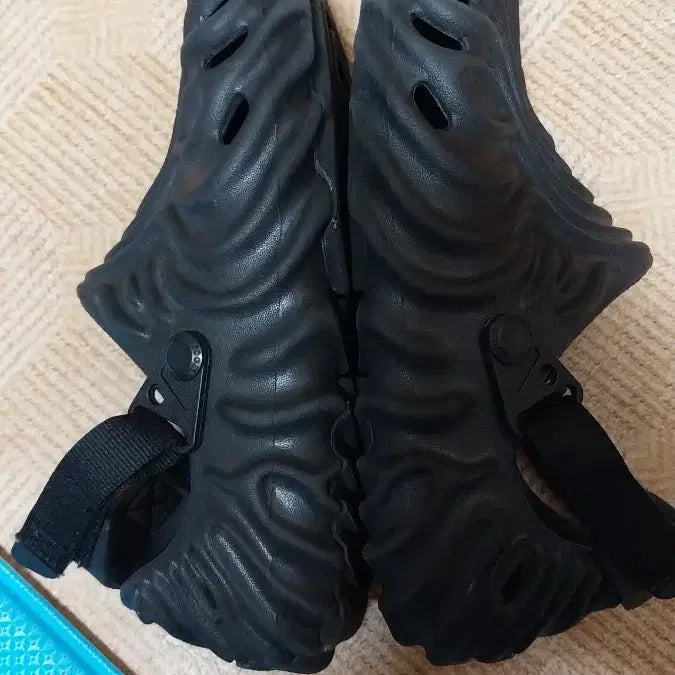 [SOLD OUT] 크록스 살레헤 뱀버리 플랙스 샌들 .250
