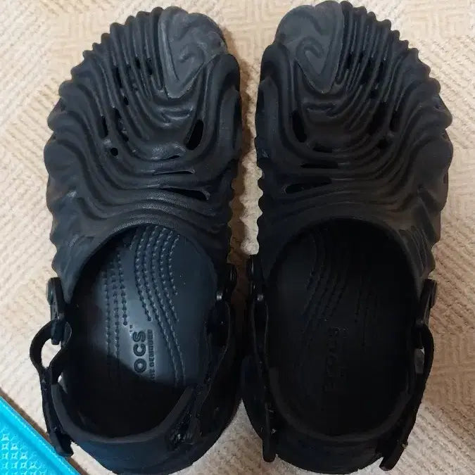 [SOLD OUT] 크록스 살레헤 뱀버리 플랙스 샌들 .250