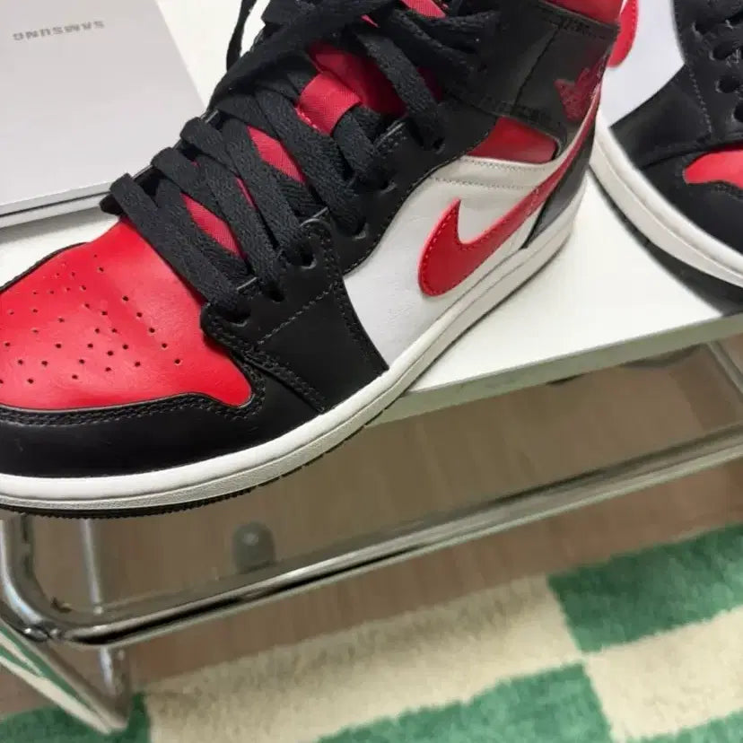 [BUNJANG] Nike Air Jordan 1 Mid Black/Red Sneakers / 나이키 에어 조던 1 미드 블랙/레드