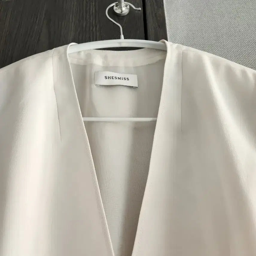 [SOLD OUT] 새상품급) 쉬즈미스 아이보리 브이넥 자켓 55