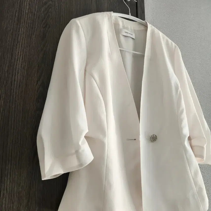 [SOLD OUT] 새상품급) 쉬즈미스 아이보리 브이넥 자켓 55
