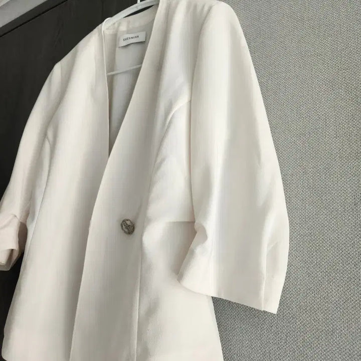 [SOLD OUT] 새상품급) 쉬즈미스 아이보리 브이넥 자켓 55